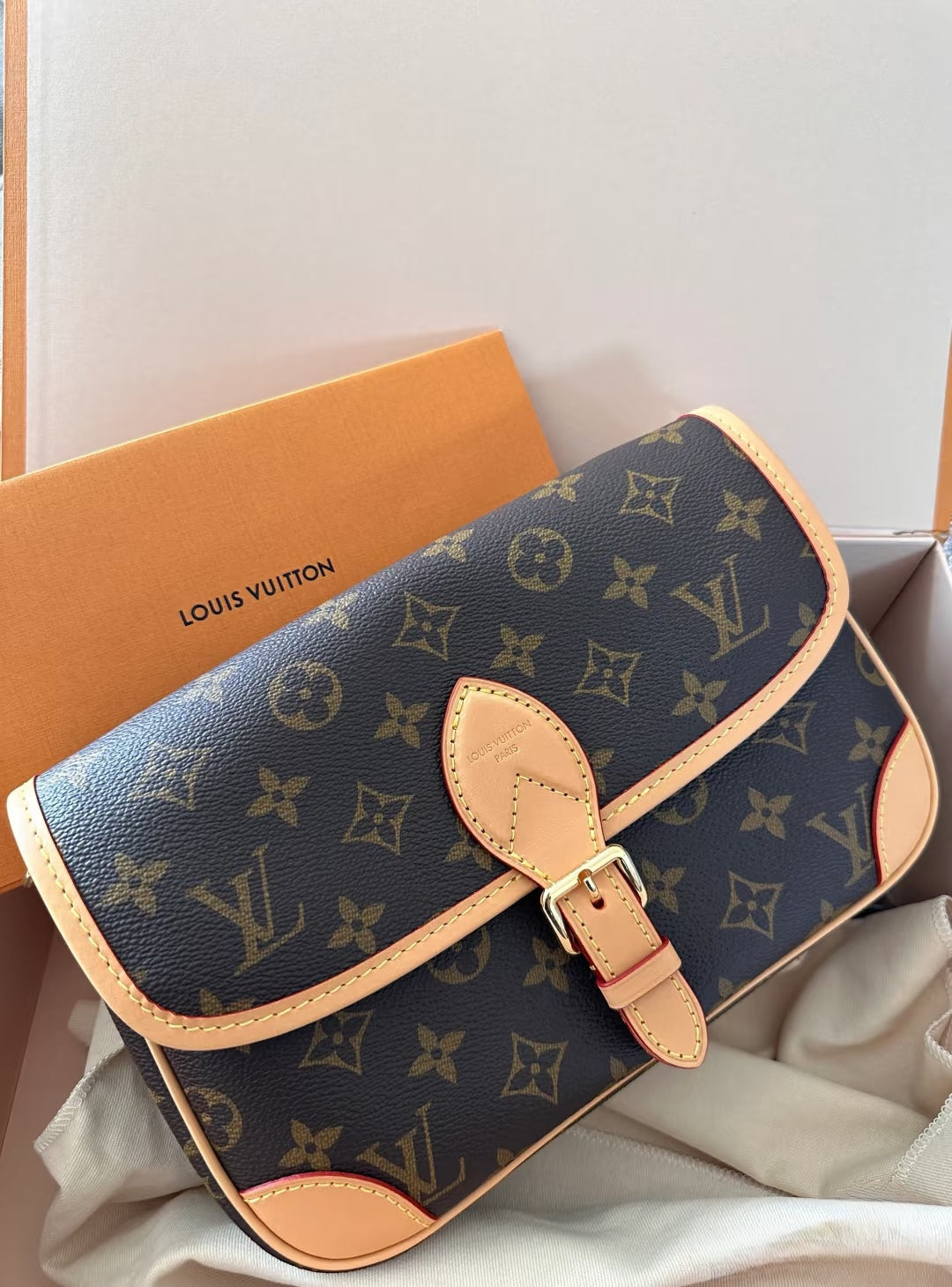 Vintage-Inspired Box Hand bag
