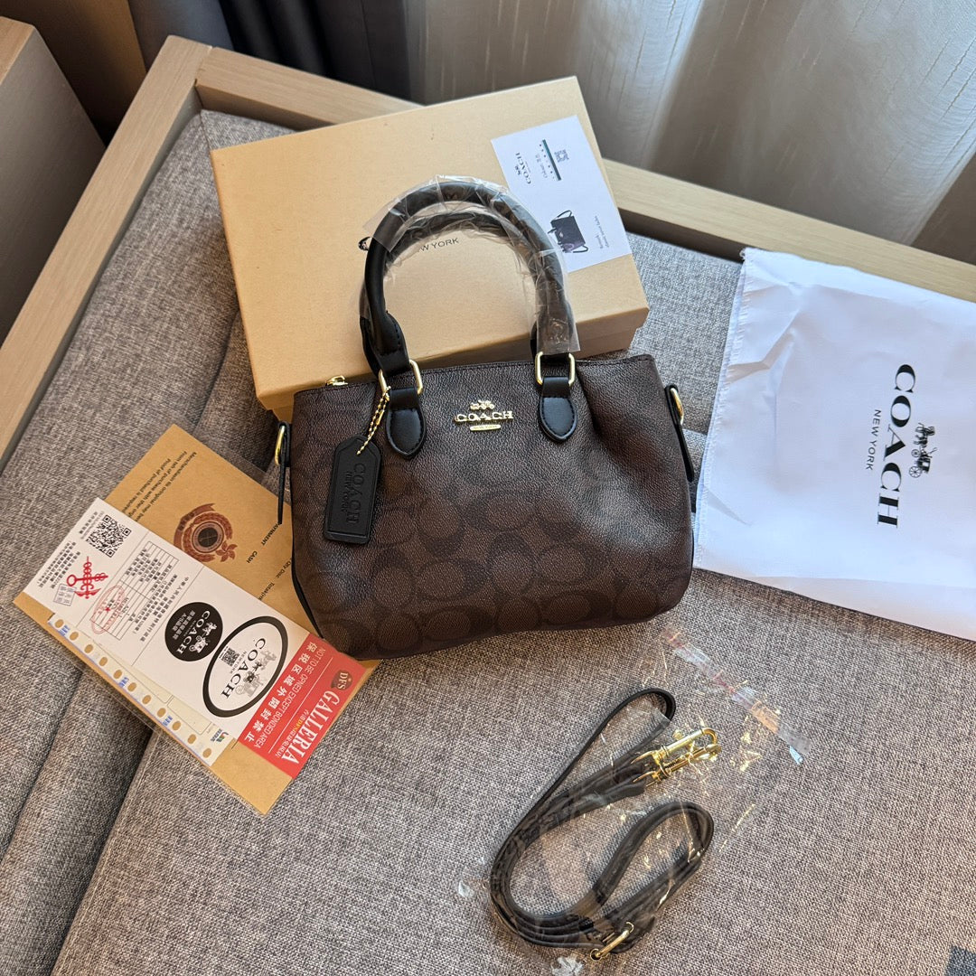 Classic Print Handbag: A Touch of Timeless Style