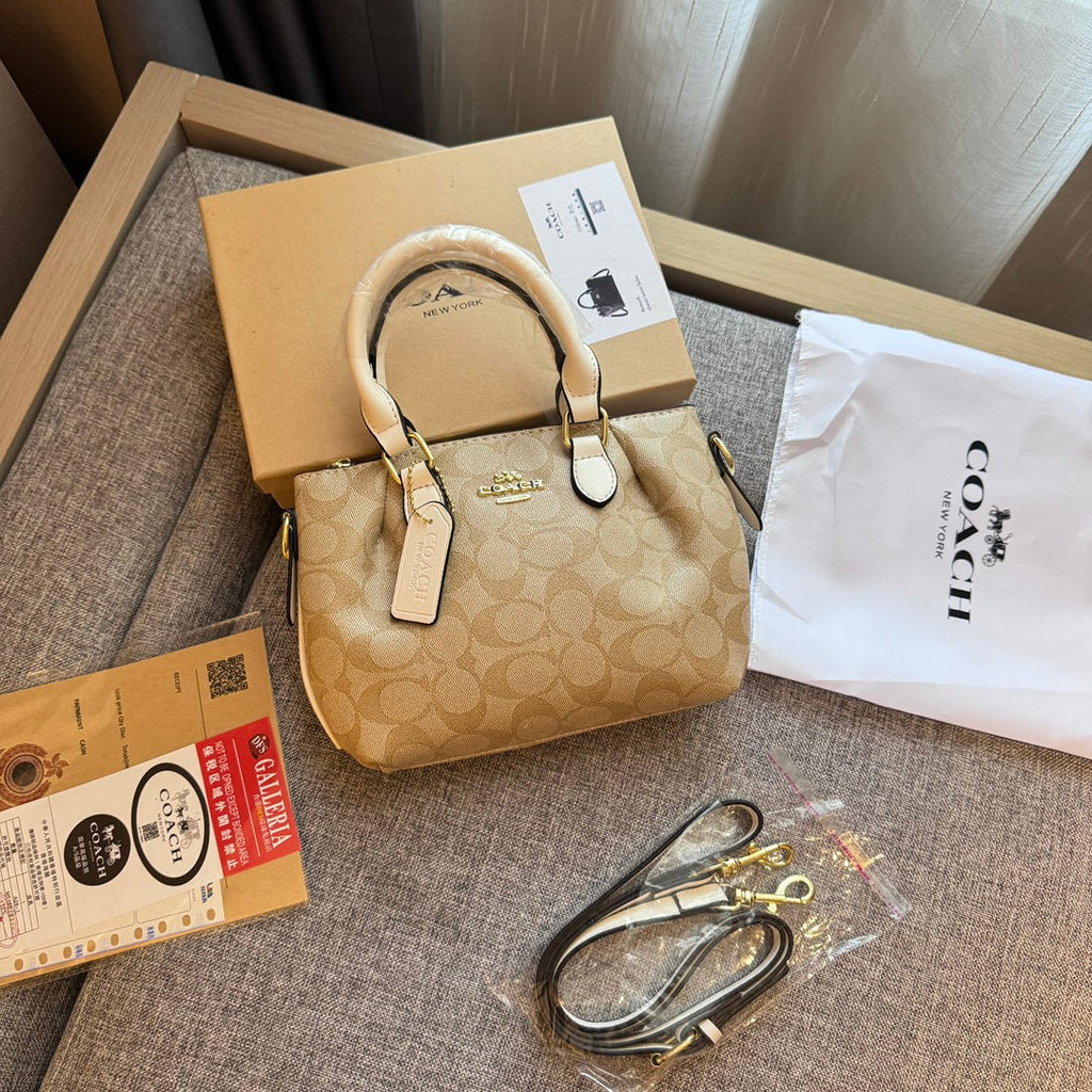 Classic Print Handbag: A Touch of Timeless Style