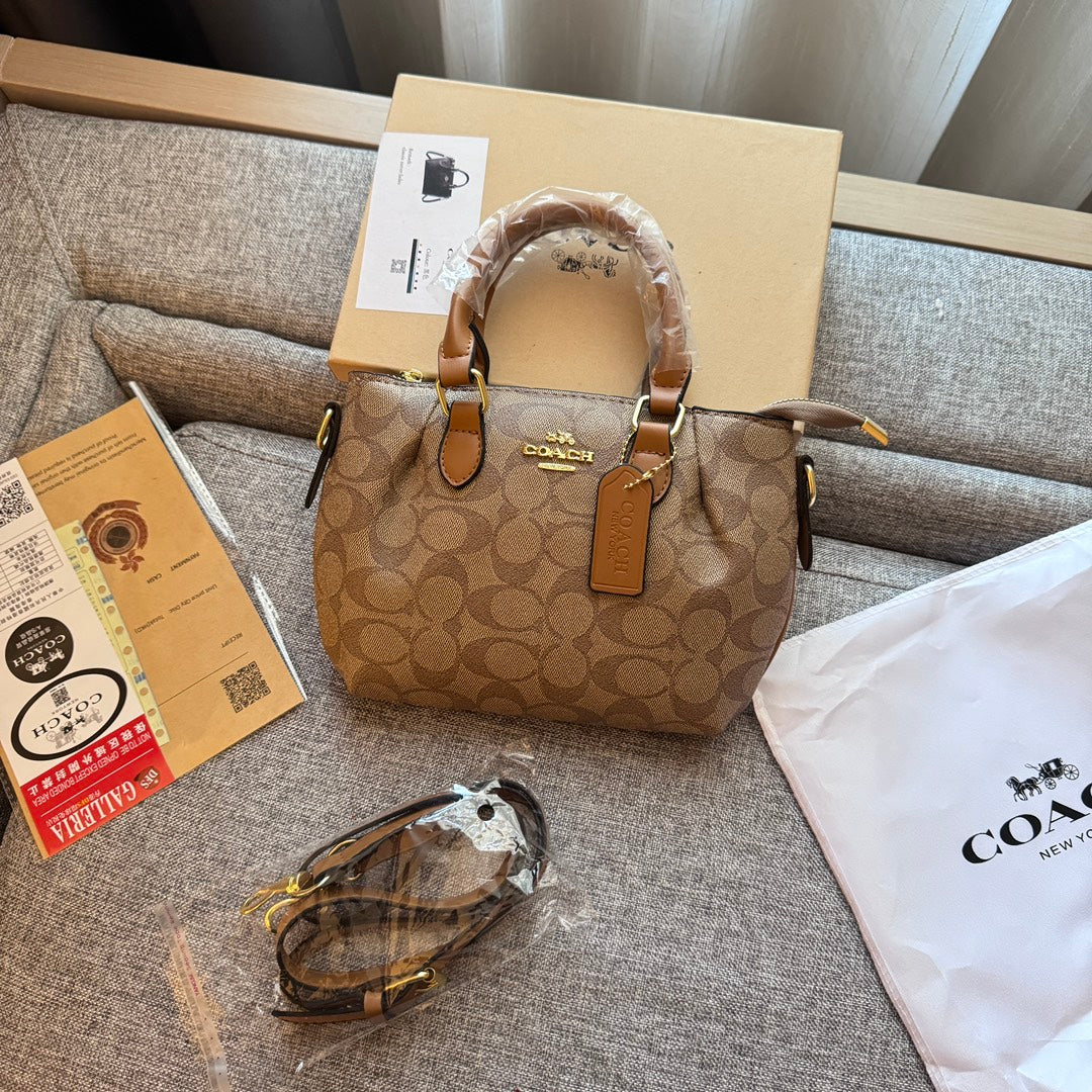 Classic Print Handbag: A Touch of Timeless Style