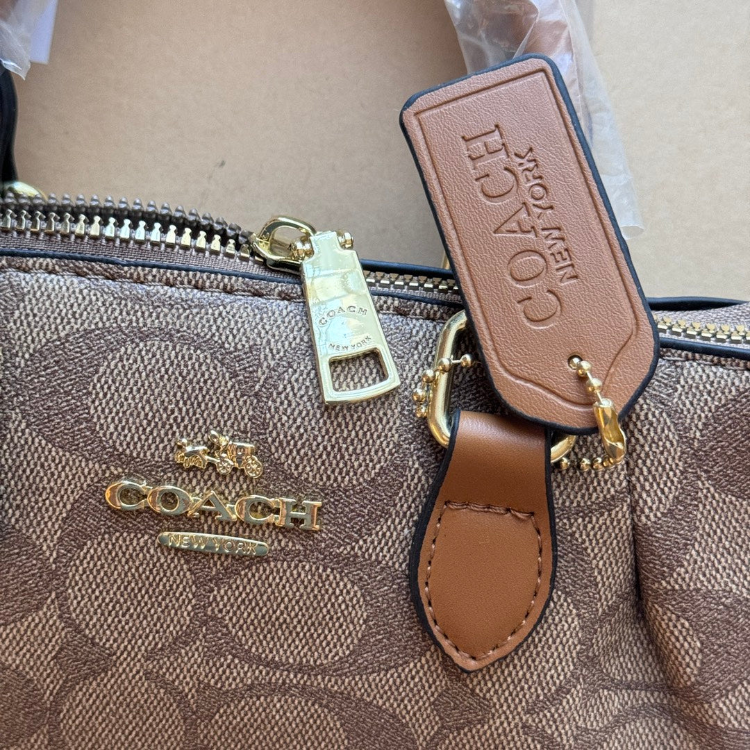 Classic Print Handbag: A Touch of Timeless Style