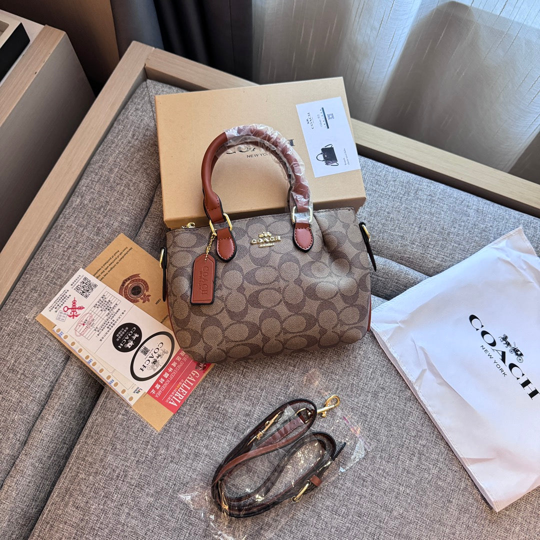 Classic Print Handbag: A Touch of Timeless Style